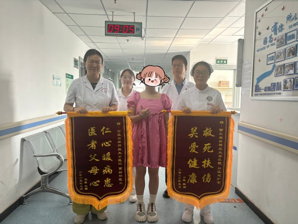 生命守护：校医院抢救休克学生获赠锦旗 