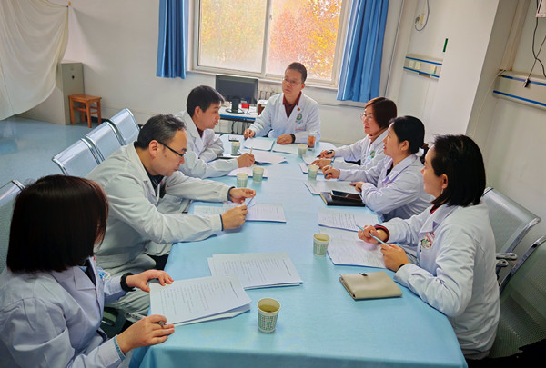 校医院召开婴幼儿泪道冲洗再通术新技术准入论证会 