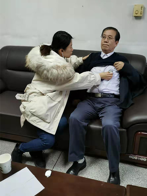 陈宁副主任医师为张涌院士作医疗保健服务2.jpg