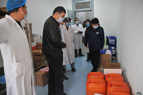 马建华副校长检查疫情物资储备情况.jpg
