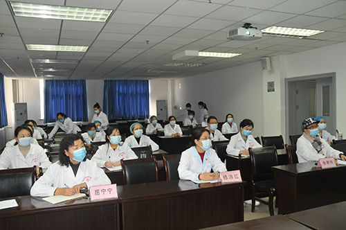 校医院职工参加视频培训会.jpg