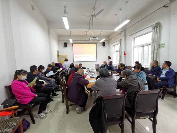 陈宁作高血压健康知识讲座.jpg