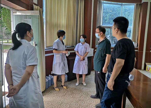 医院领导检查隔离点工作.jpg